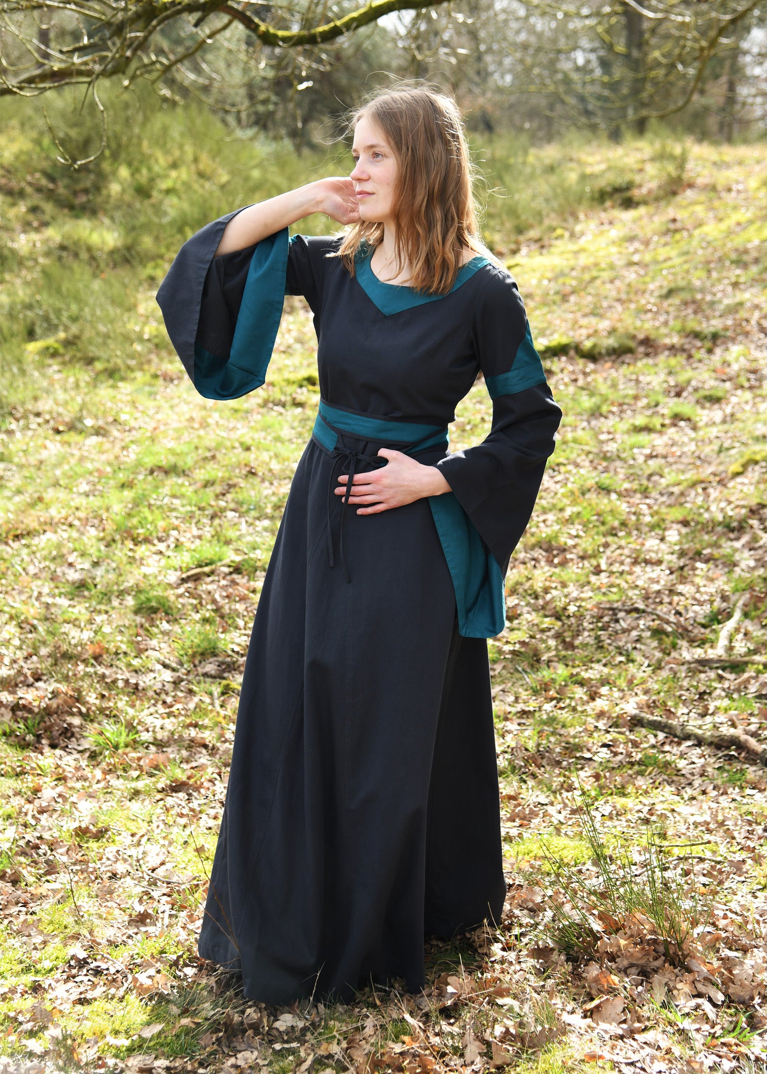 Imagen única de: Vestido Medieval Con Cinturón, Bliaut Konstanze, Azul Oscuro