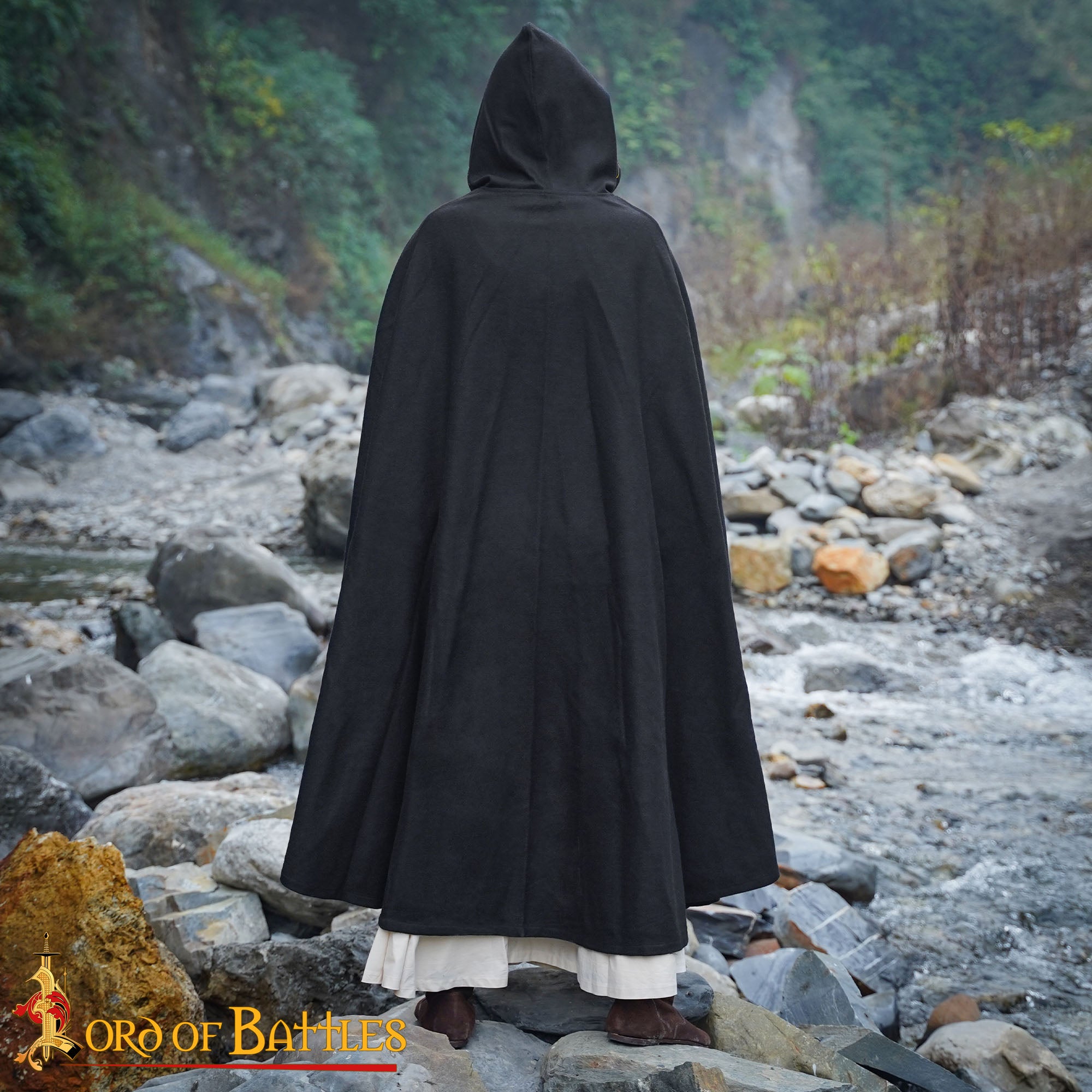 Imagen única de: Capa Medieval de Lana con Bordados Dorados - Capa Histórica Negra con Capucha