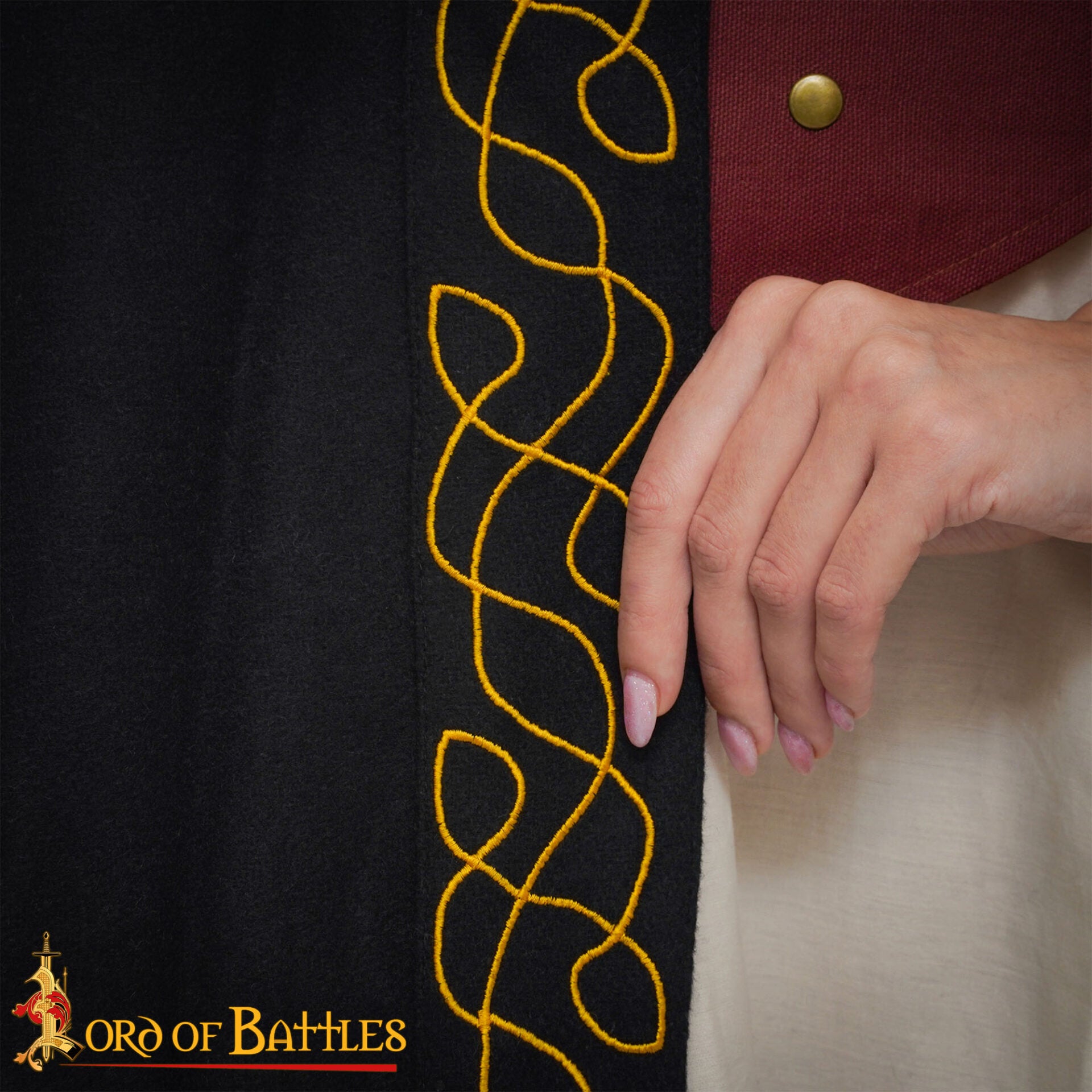 Imagen única de: Capa Medieval de Lana con Bordados Dorados - Capa Histórica Negra con Capucha