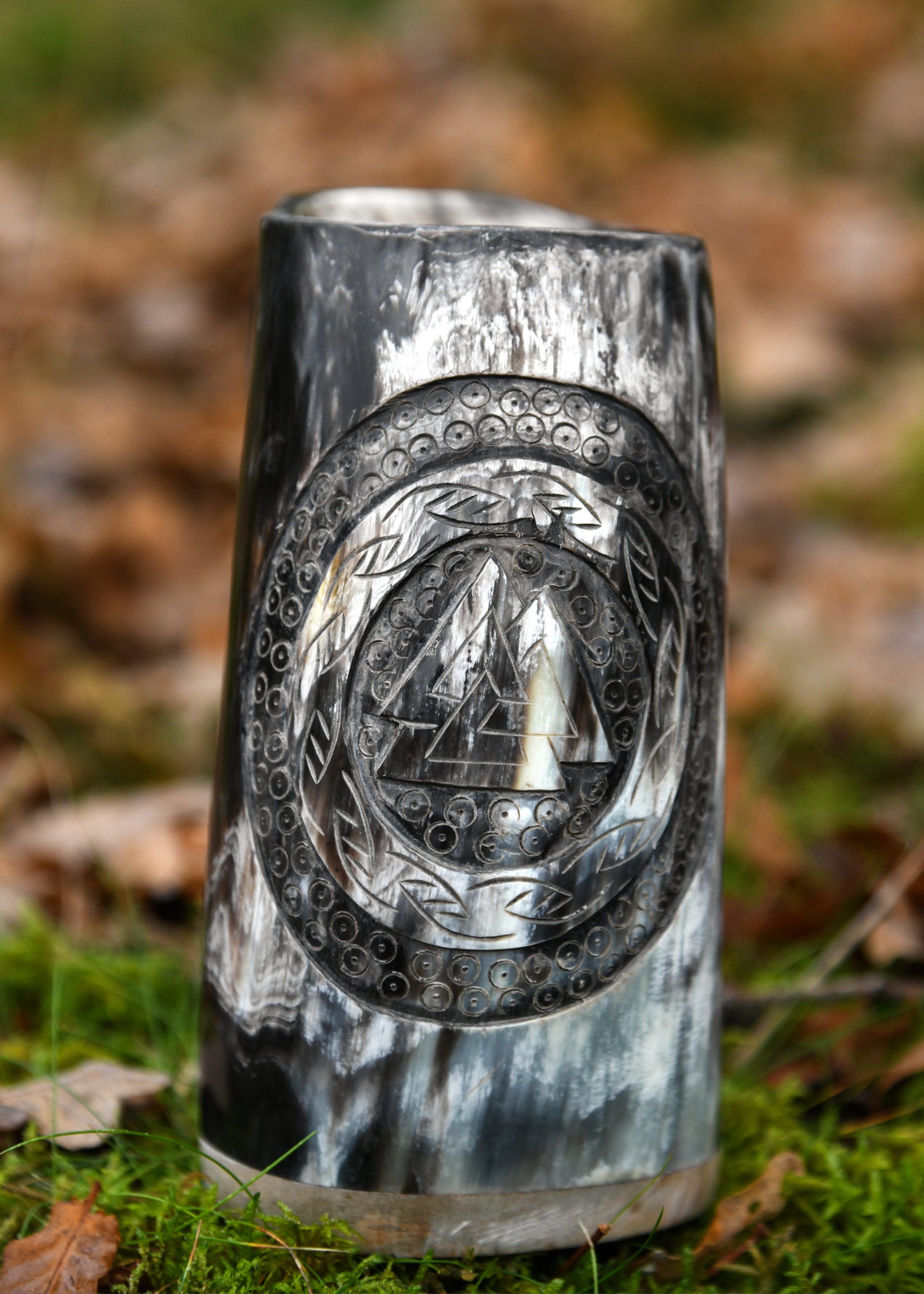 Imagen única de: Jarra De Cuerno Con Base De Madera Y Motivo Valknut N.º 1