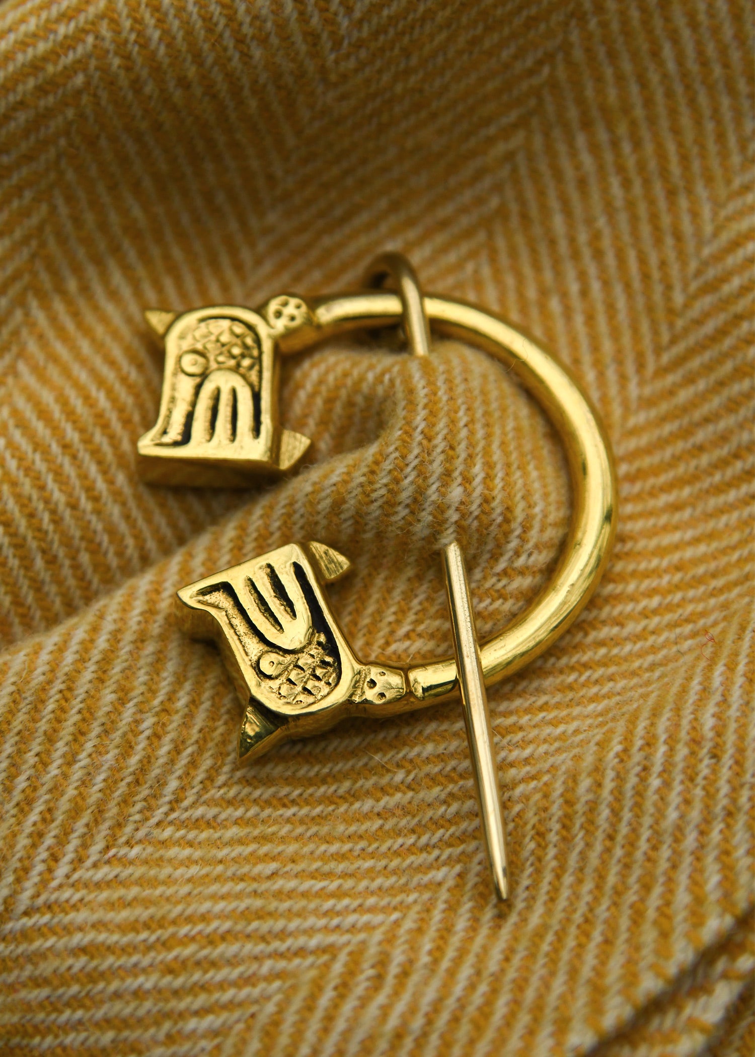 Imagen única de: Broche Anillo Vikingo Con Cabezas De Dragón, Latón