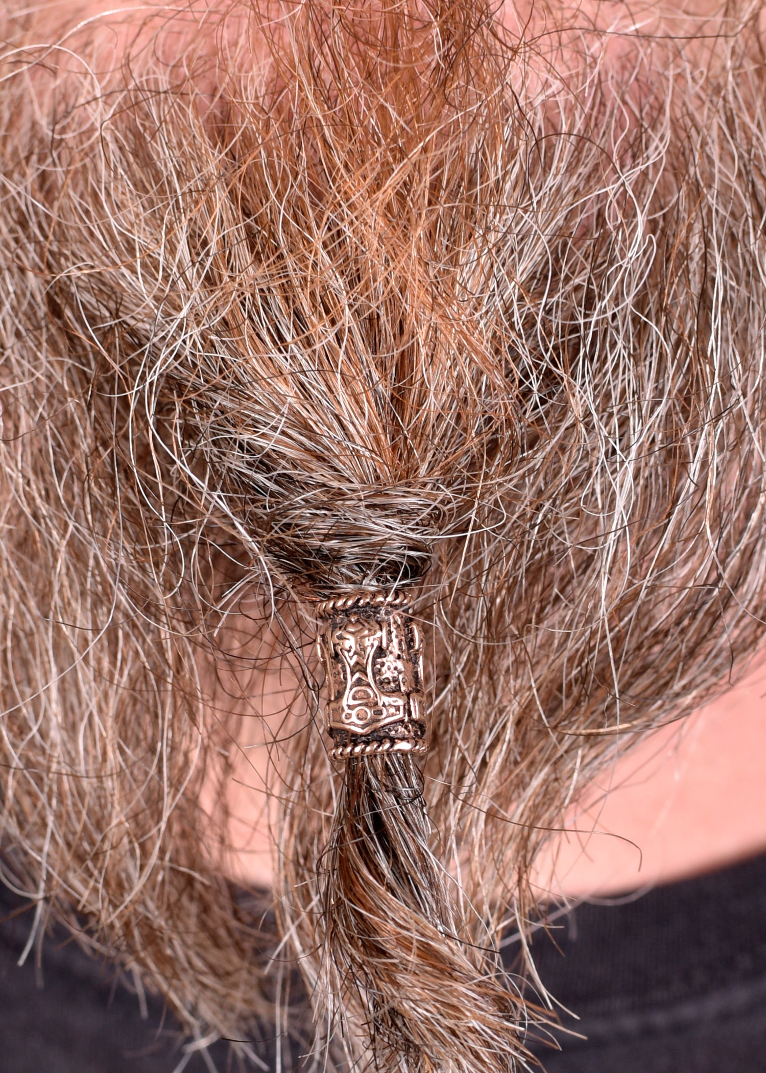 Imagen única de: Cuenta De Barba Vikinga Con Martillo De Thor De Bronce