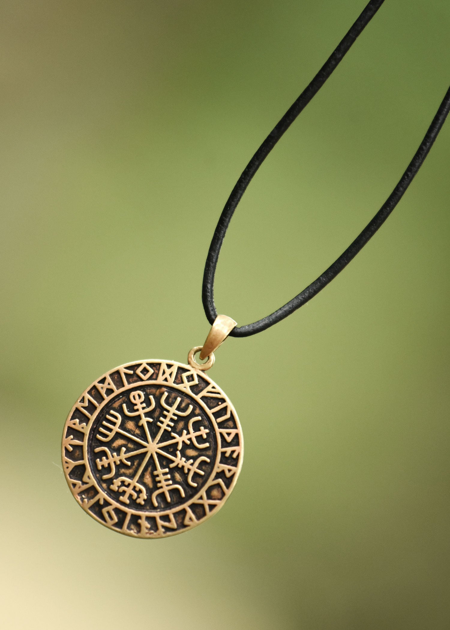 Imagen única de: Colgante De Bronce, Vegvísir