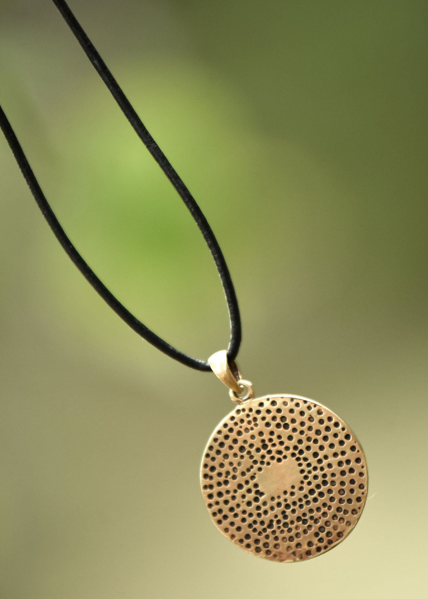 Imagen única de: Colgante De Bronce, Vegvísir