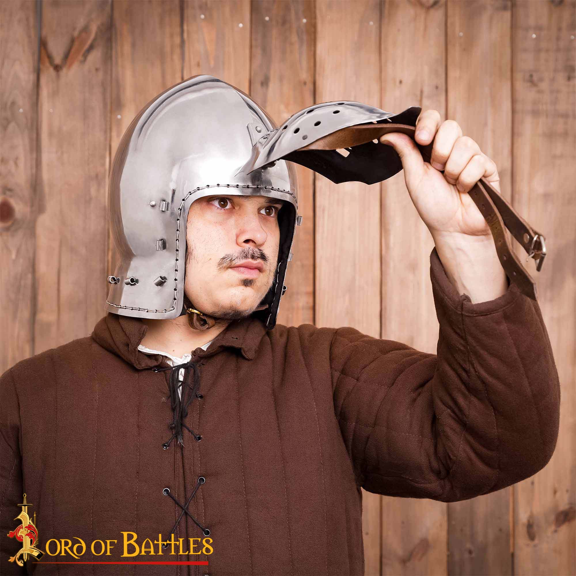 Bacinete medieval siglo XIV–XV con visera abatible y forro - imagen 13