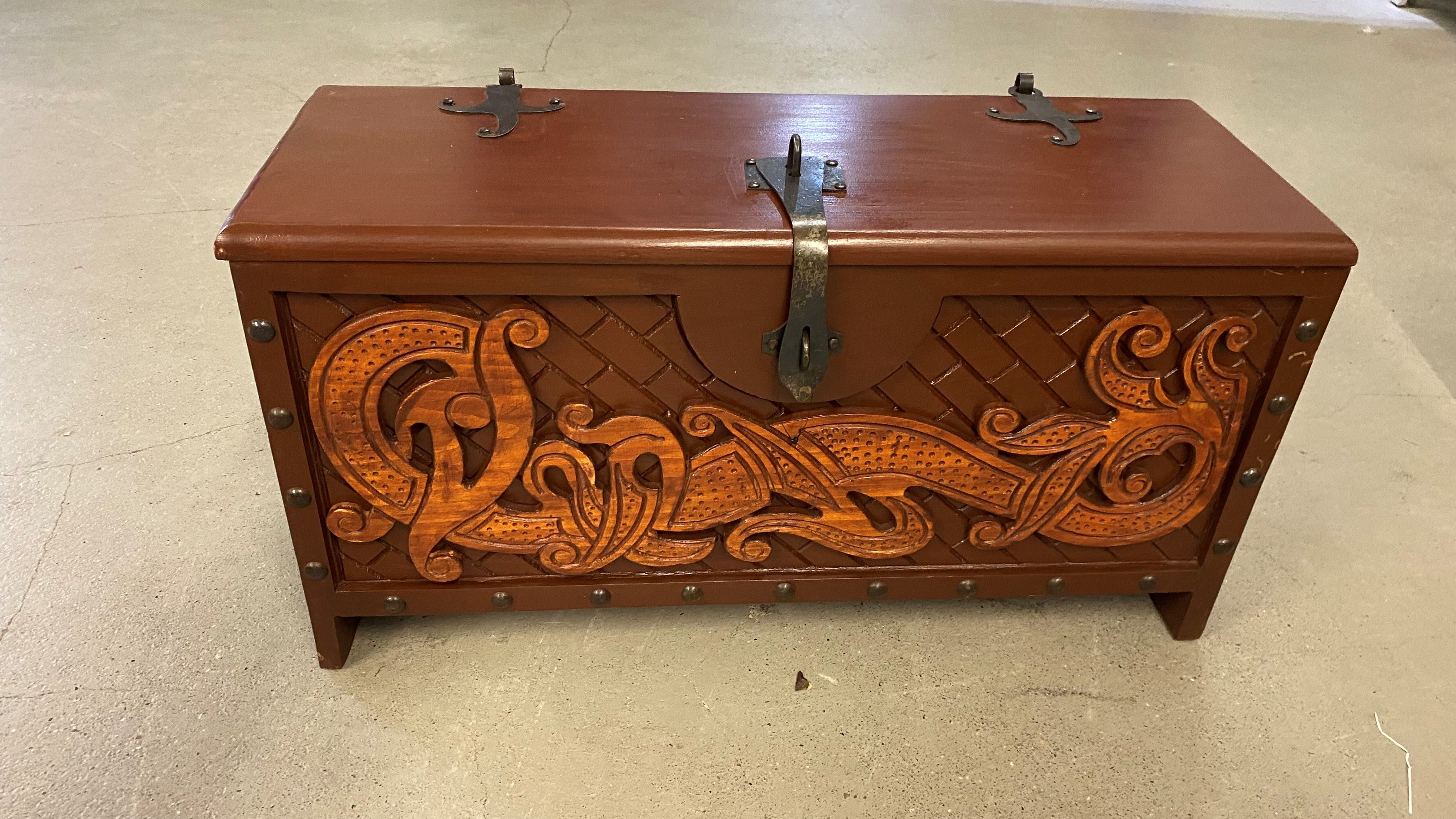 Imagen única de: Cofre Vikingo De Madera Con Motivo De Serpiente Midgard Nº 2, Con Defectos