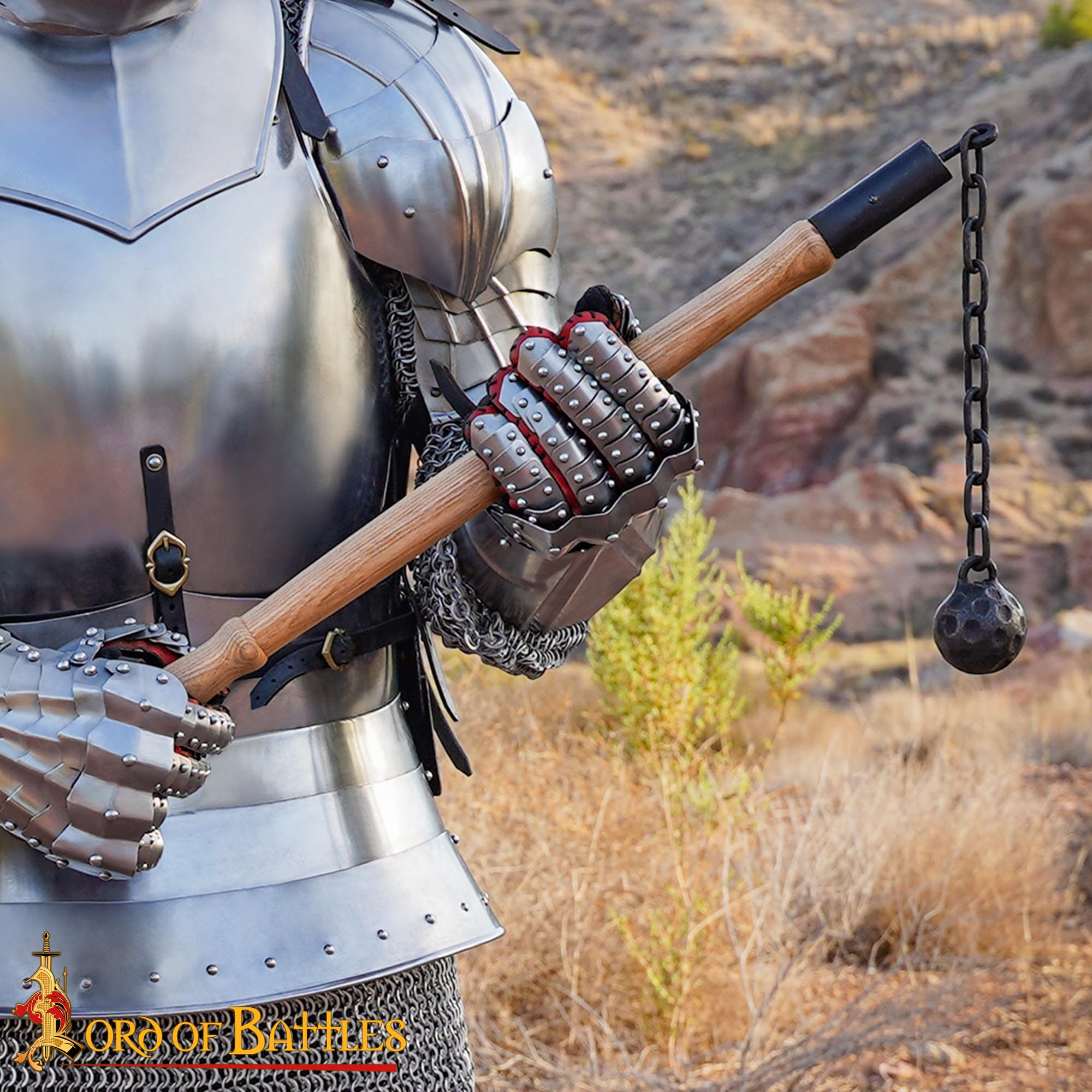Maza de cadena medieval con bola de hierro y mango de madera