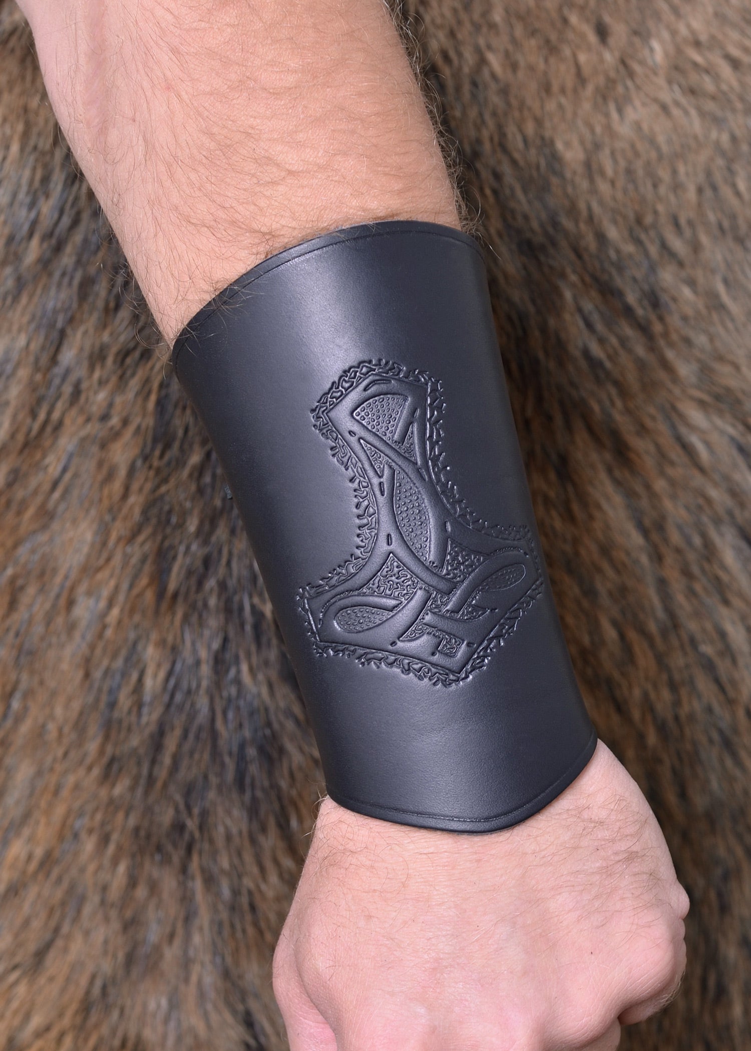 Imagen única de: Guardabrazos De Cuero Con Martillo De Thor, Largos