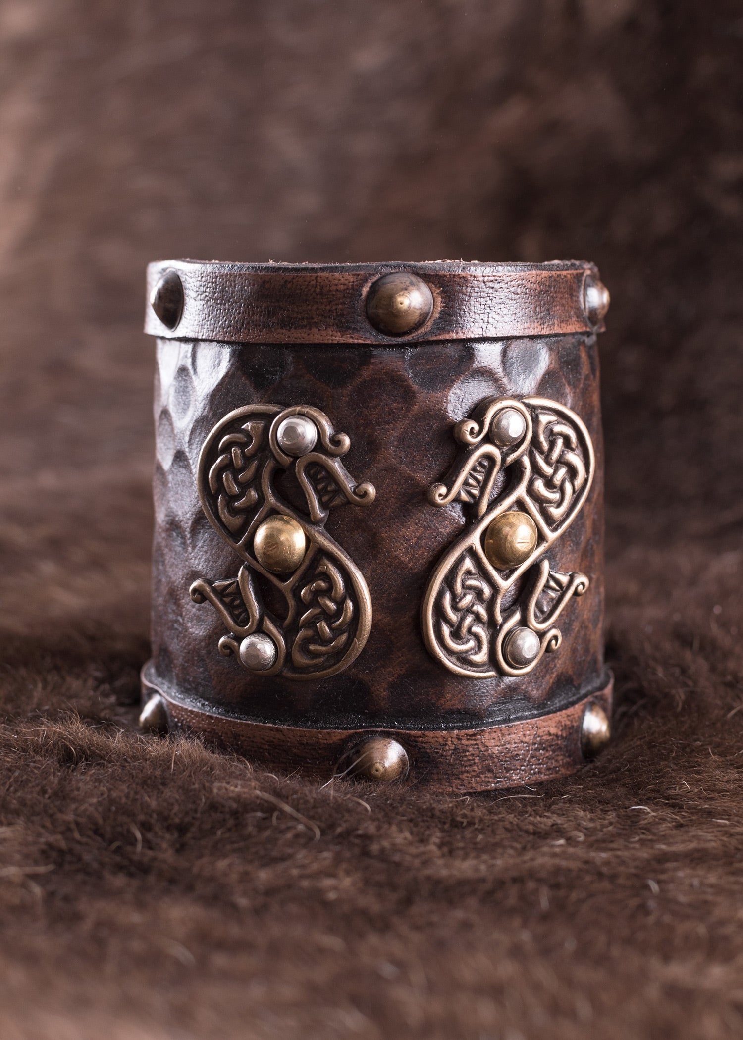 Imagen única de: Guardabrazos De Cuero Con Dragones De Dos Cabezas.