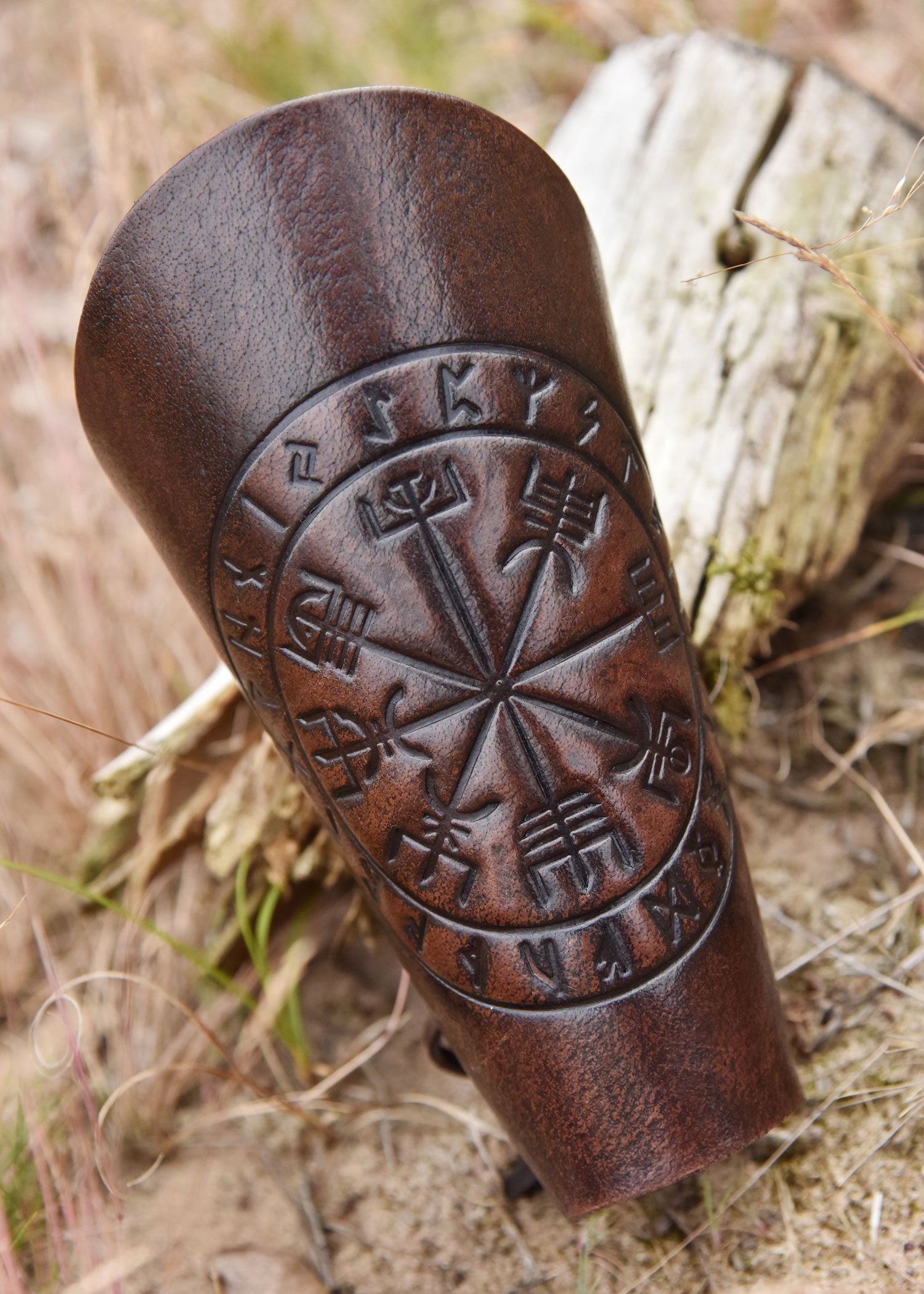 Imagen única de: Guardabrazos De Piel Con Grabado Vegvísir, Marrón