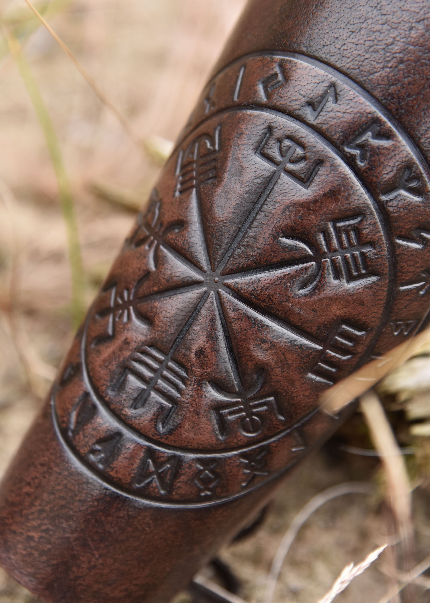 Imagen única de: Guardabrazos De Piel Con Grabado Vegvísir, Marrón