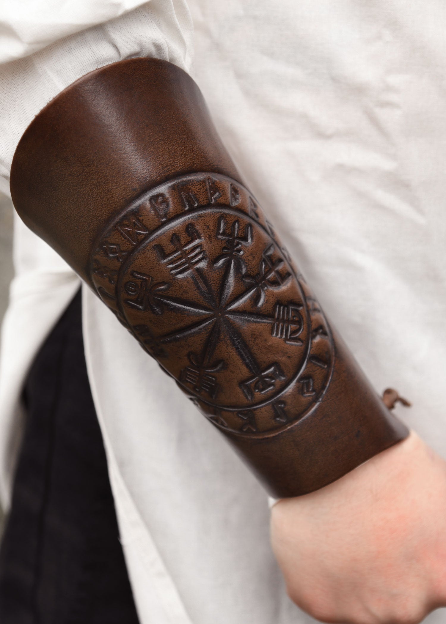 Imagen única de: Guardabrazos De Piel Con Grabado Vegvísir, Marrón