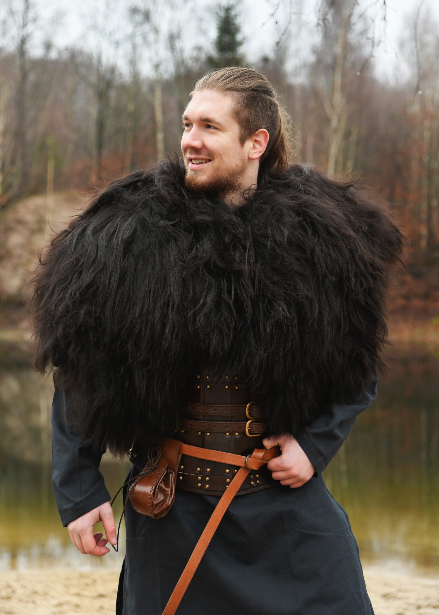 Imagen única de: Capa Berserker negra hecha con piel de Oveja de Nordland 