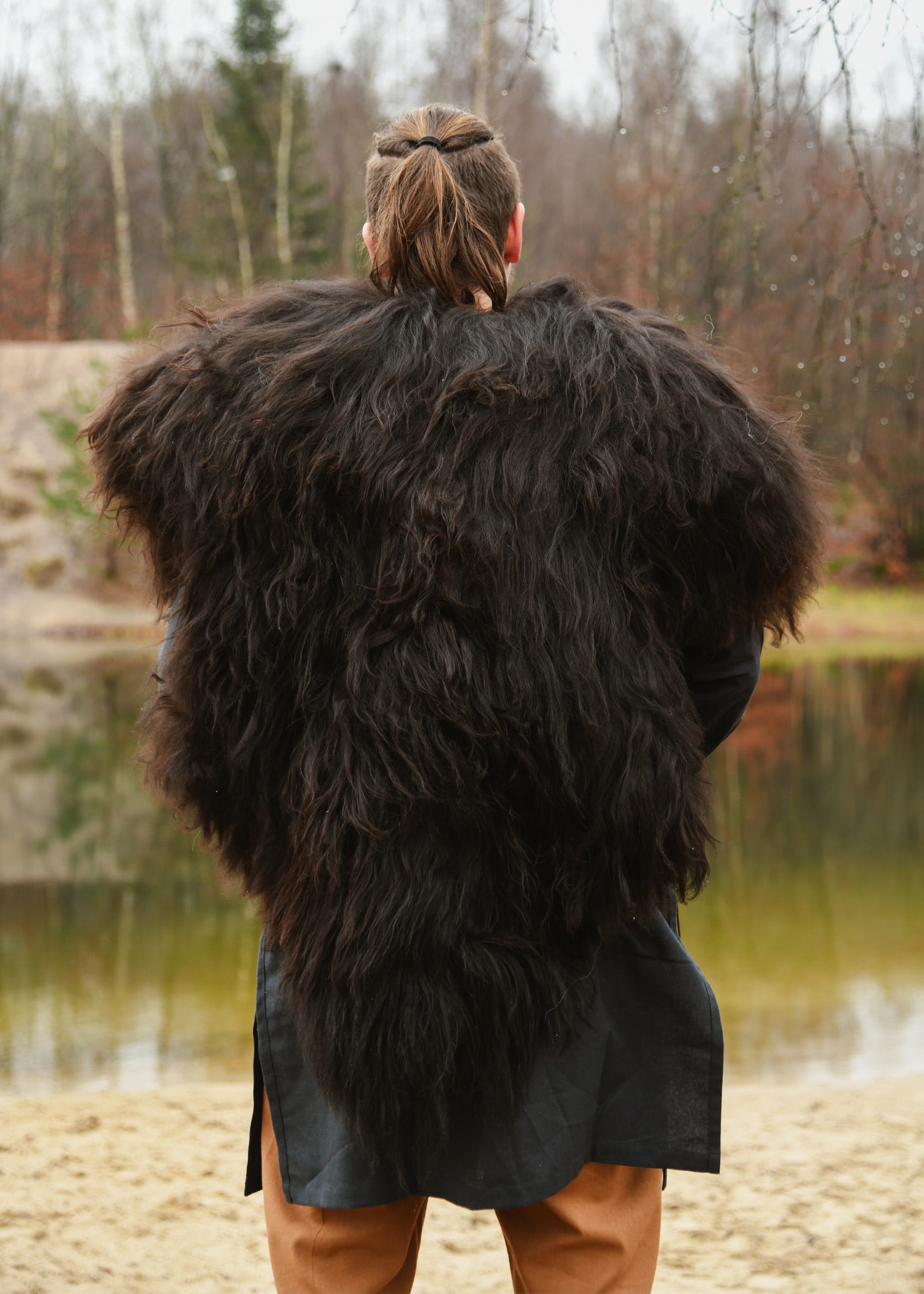 Imagen única de: Capa Berserker negra hecha con piel de Oveja de Nordland 