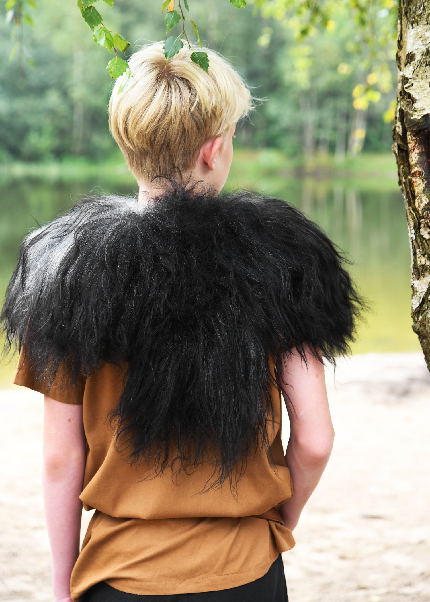 Imagen única de: Hombrera Vikinga de Piel de Oveja Nordland, Negra, Para Niños