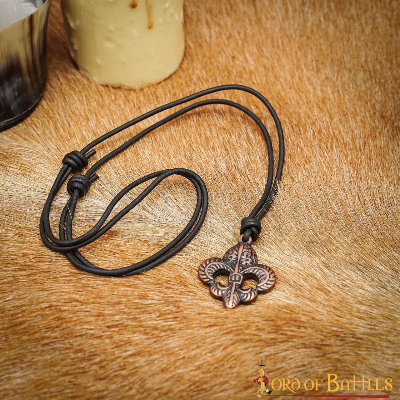 Imagen única de: Colgante Flor de Lis con cordón de cuero ajustable