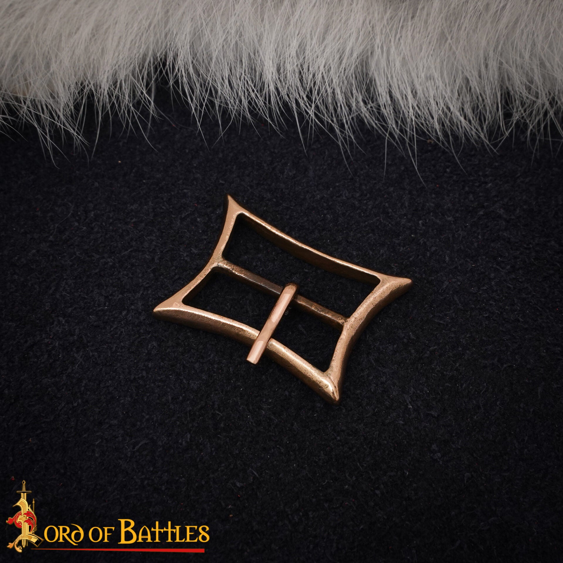 Hebilla rectangular de bronce, inspirada en siglos VIII–X