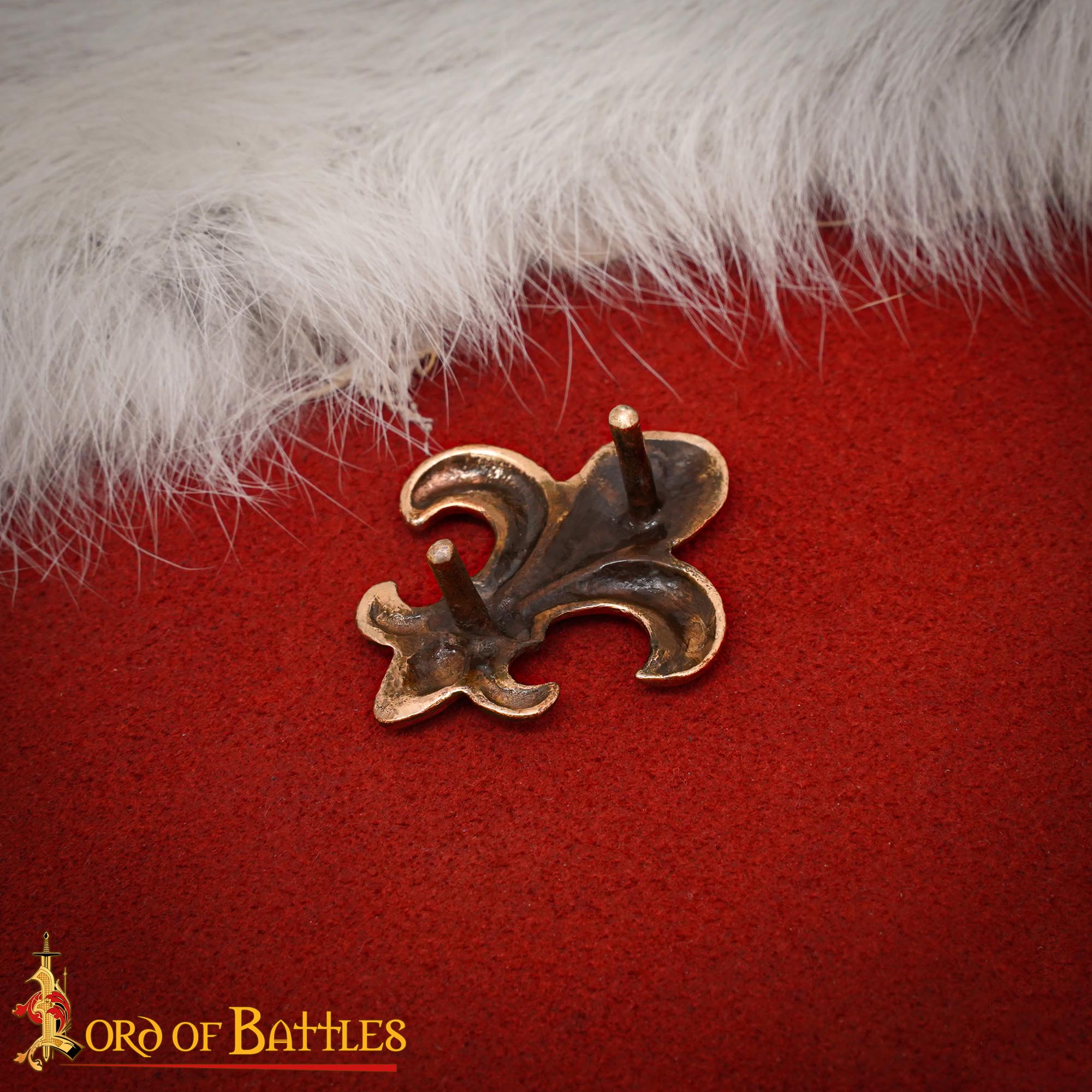 Imagen única de: Montura Medieval para Cinturón - Emblema de la Flor de Lis de Bronce (reverso de 2 Clavijas)