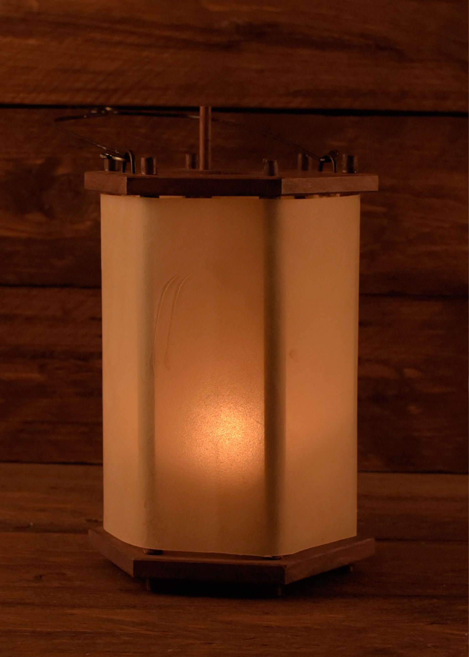 Imagen única de: Farol De Madera Con Cuero Crudo.