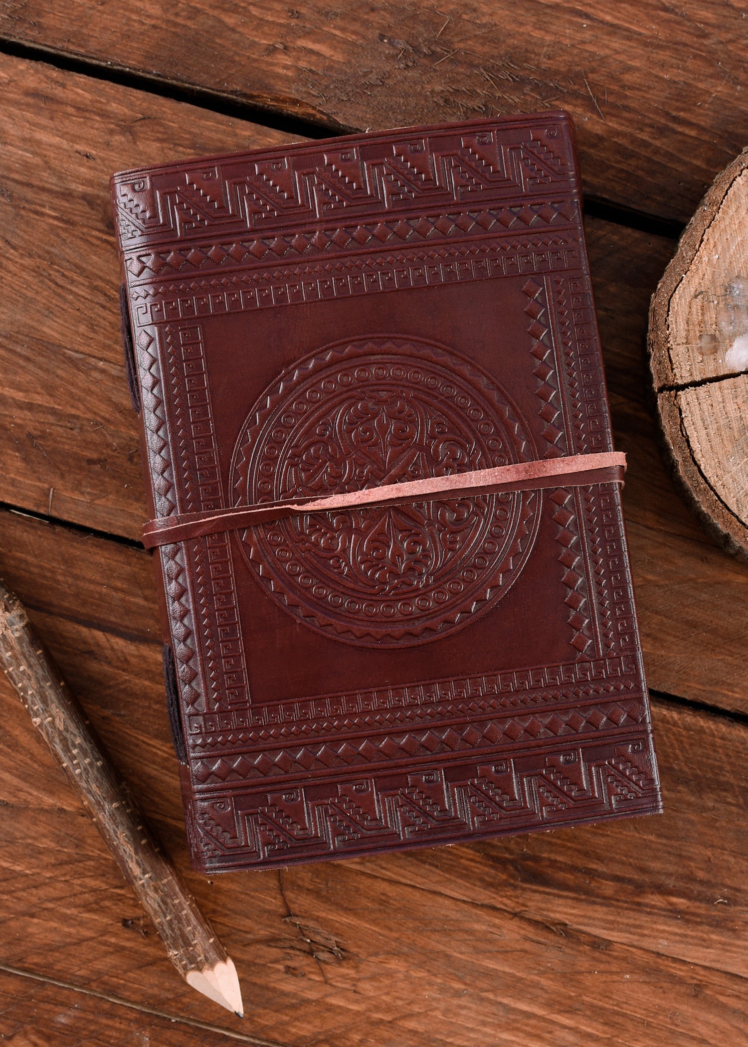 Imagen única de: Cuaderno De Cuero Con Motivo Medieval, Aprox. 14 X 21 Cm.