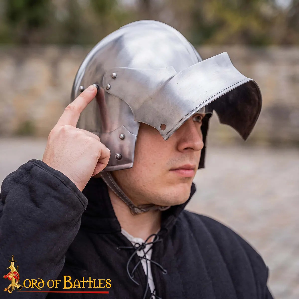 Casco Sallet alemán de acero con visera (siglo XV) - imagen 6