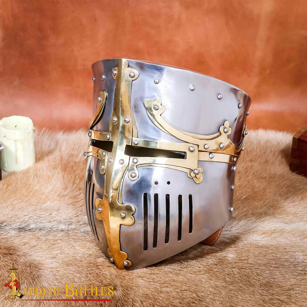 Casco medieval tipo pot con remates de latón y forro acolchado - imagen 9