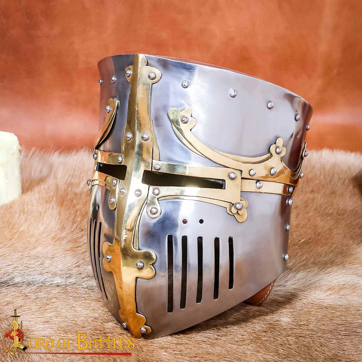 Casco medieval tipo pot con remates de latón y forro acolchado - imagen 2