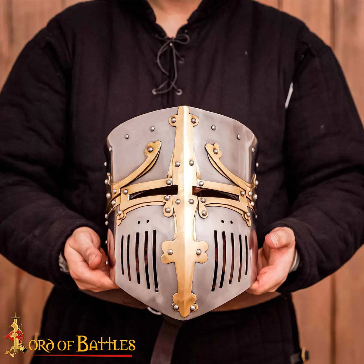 Casco medieval tipo pot con remates de latón y forro acolchado - imagen 5
