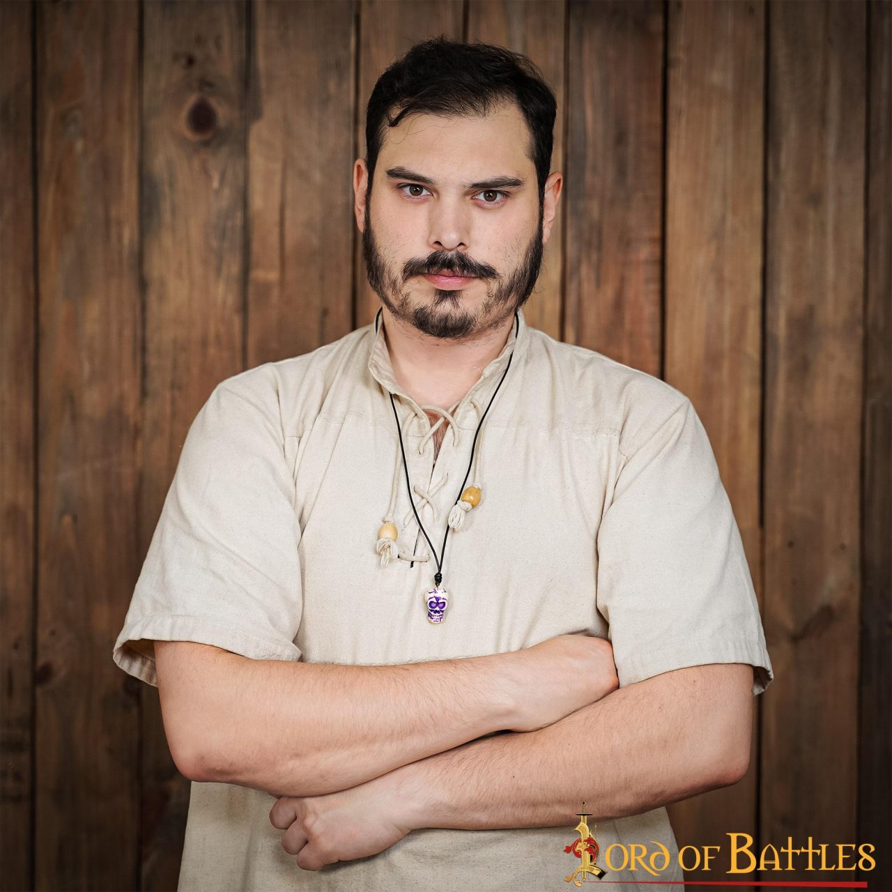 Imagen única de: Colgante de Calavera de Hueso de Buey Pulido con Cordón de Cuero Auténtico - Amuleto Medieval Tallado a Mano