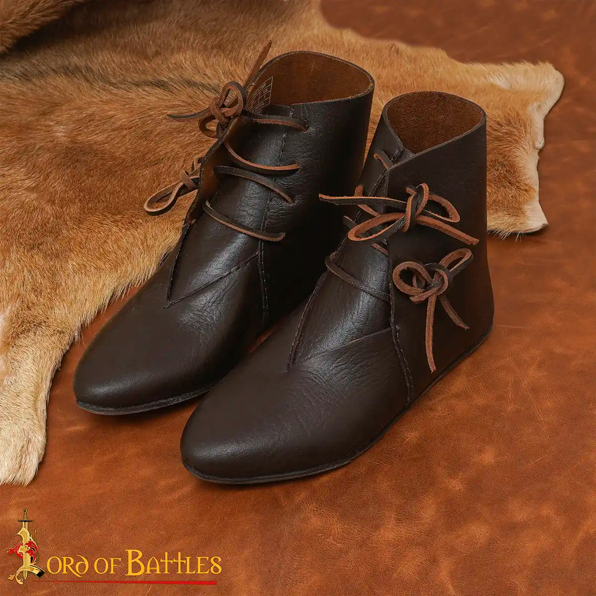 Botines medievales de cuero con cordones laterales