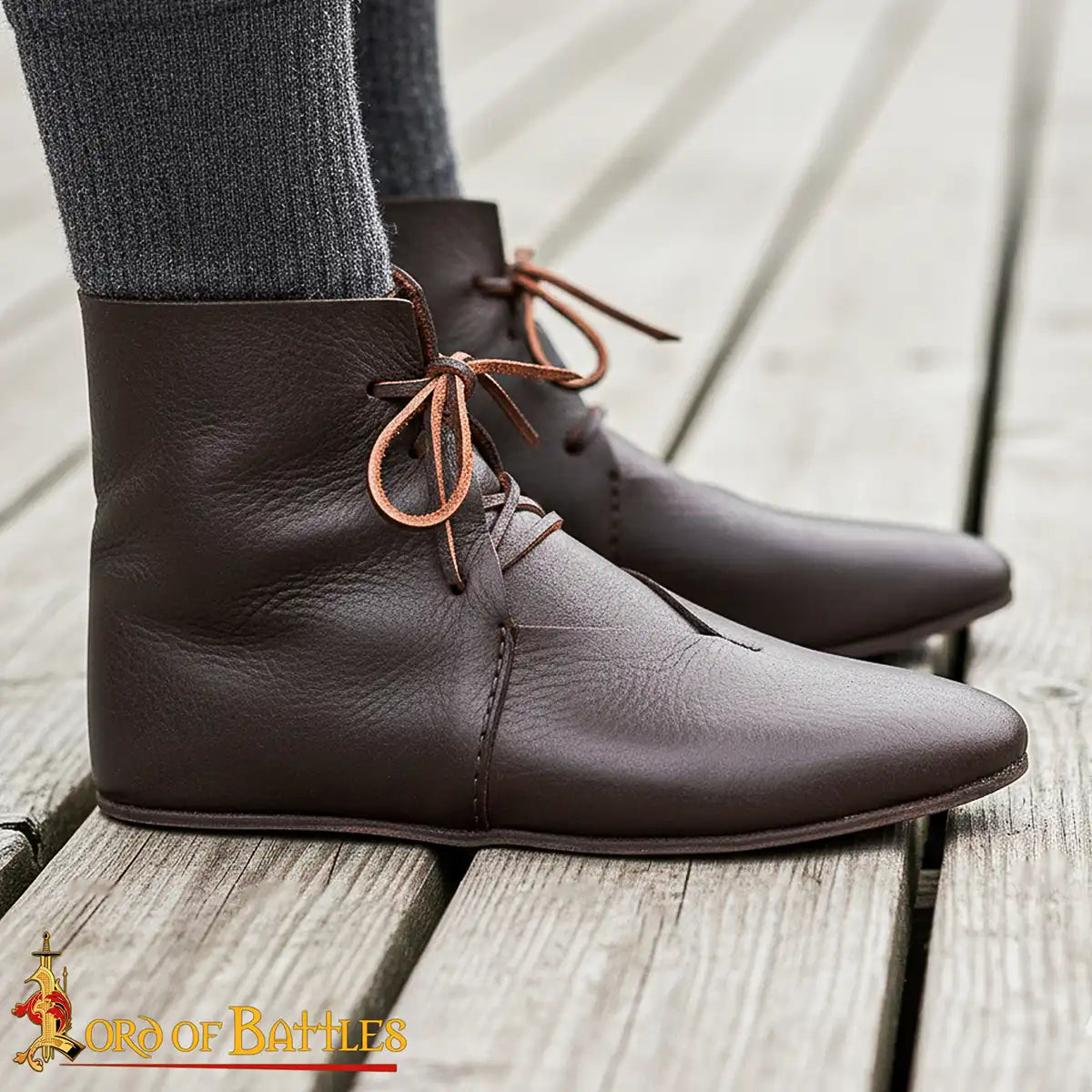 Botines medievales de cuero con cordones laterales