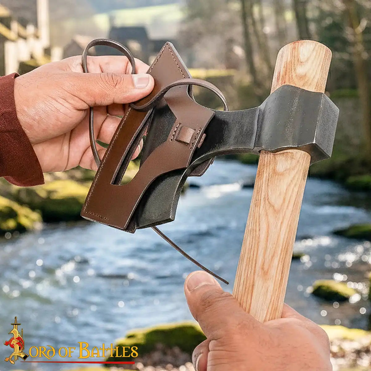 Hacha vikinga con barba forjada a mano y funda de cuero - imagen 3
