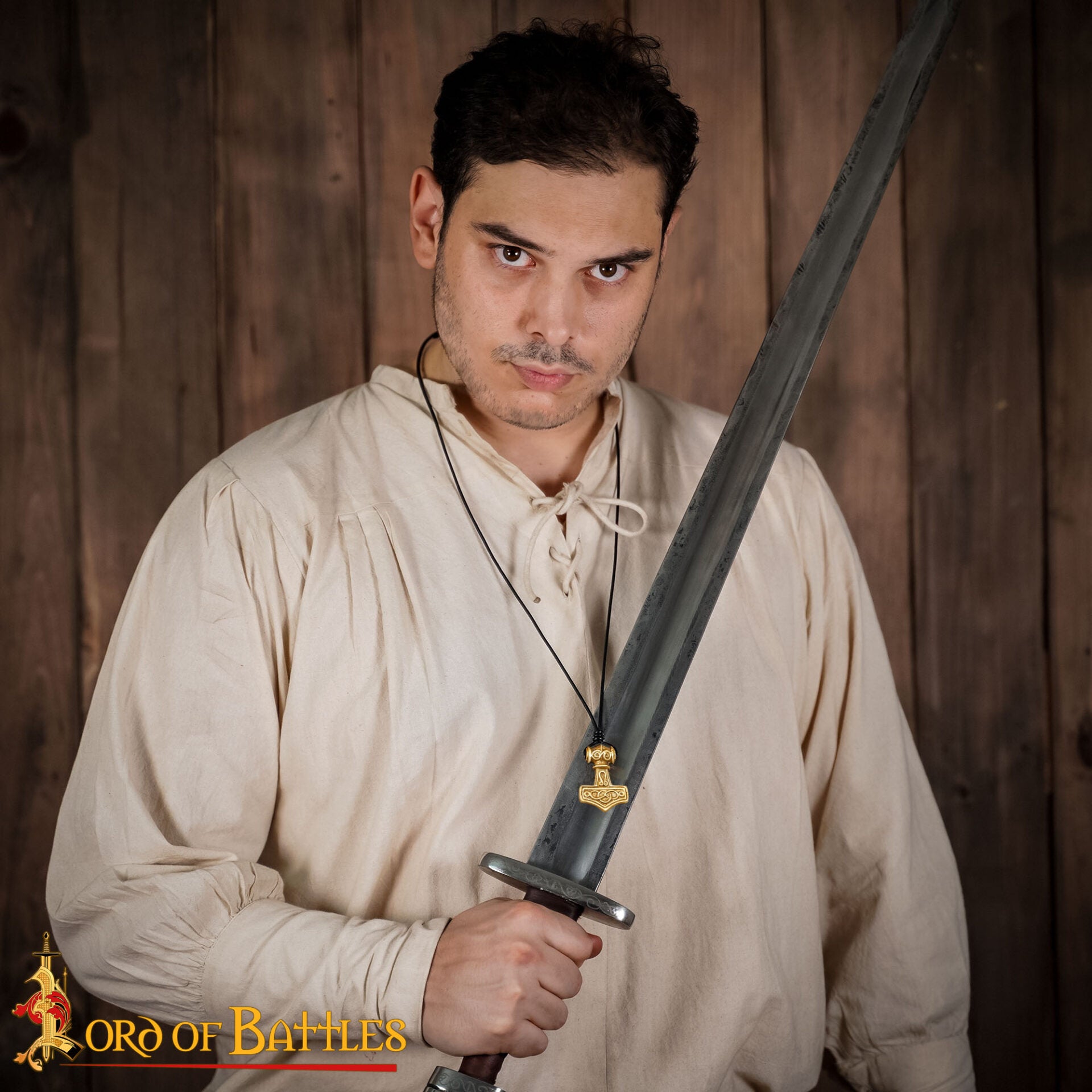 Imagen única de: Colgante Mjolnir con Cordón de Cuero - Latón, Martillo de Thor