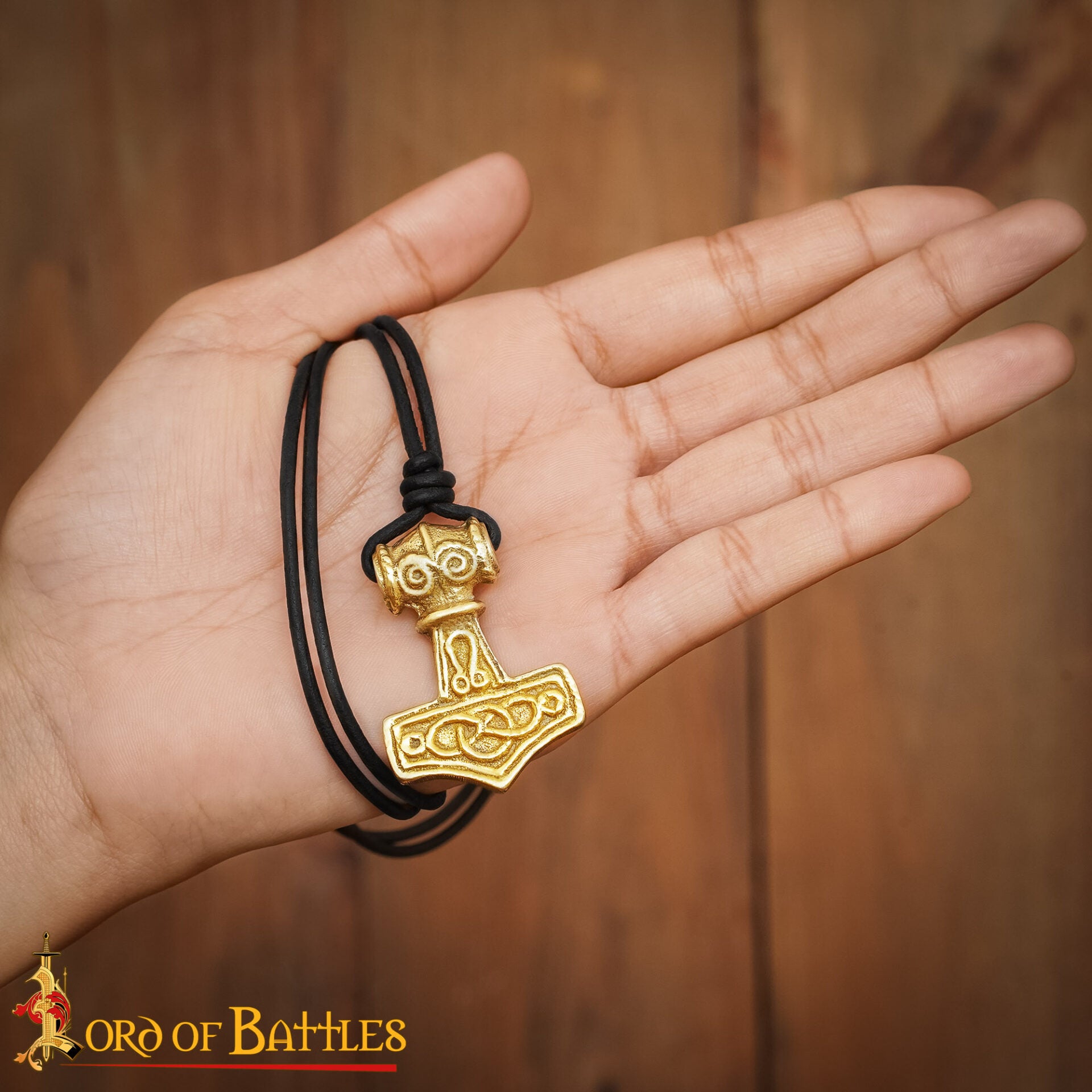 Imagen única de: Colgante Mjolnir con Cordón de Cuero - Latón, Martillo de Thor