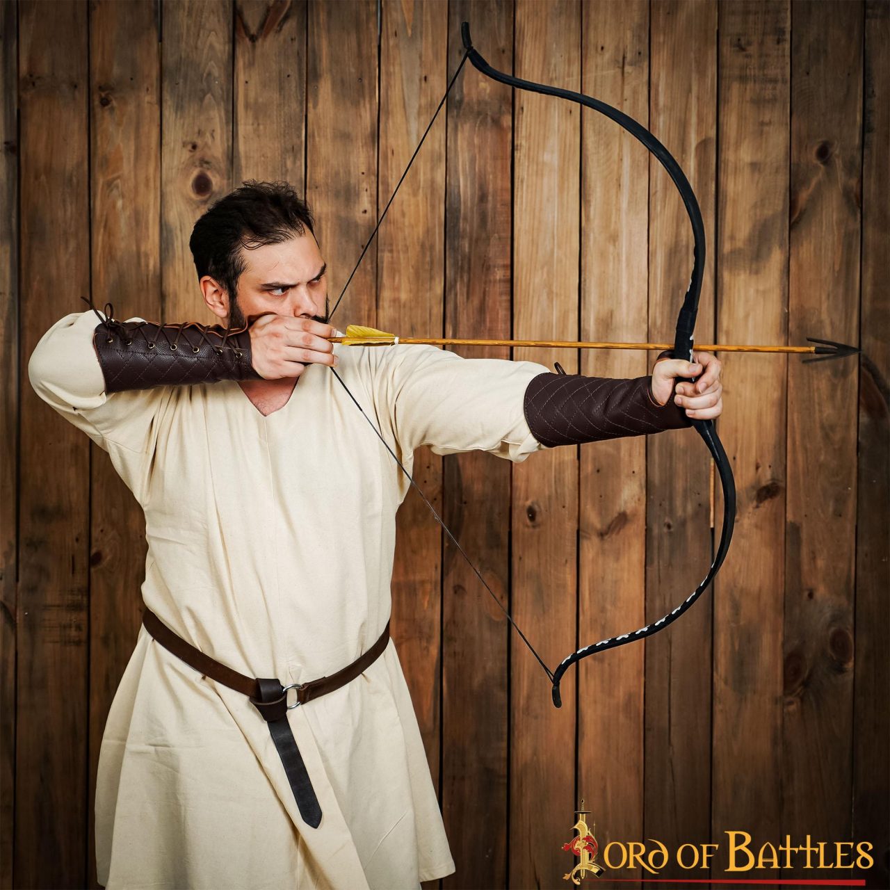 Imagen única de: Brazal de cuero acolchado con protector de pulgar para arquería y LARP