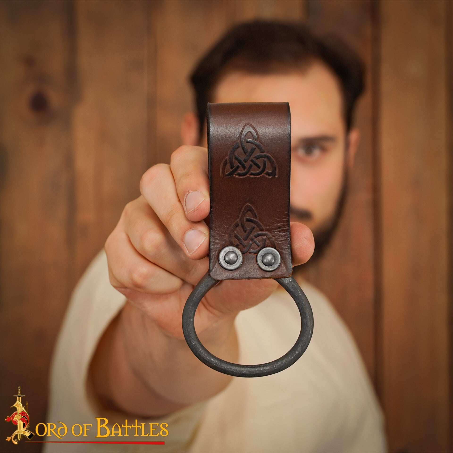Porta-hacha vikingo de cuero con nudos celtas - imagen 5