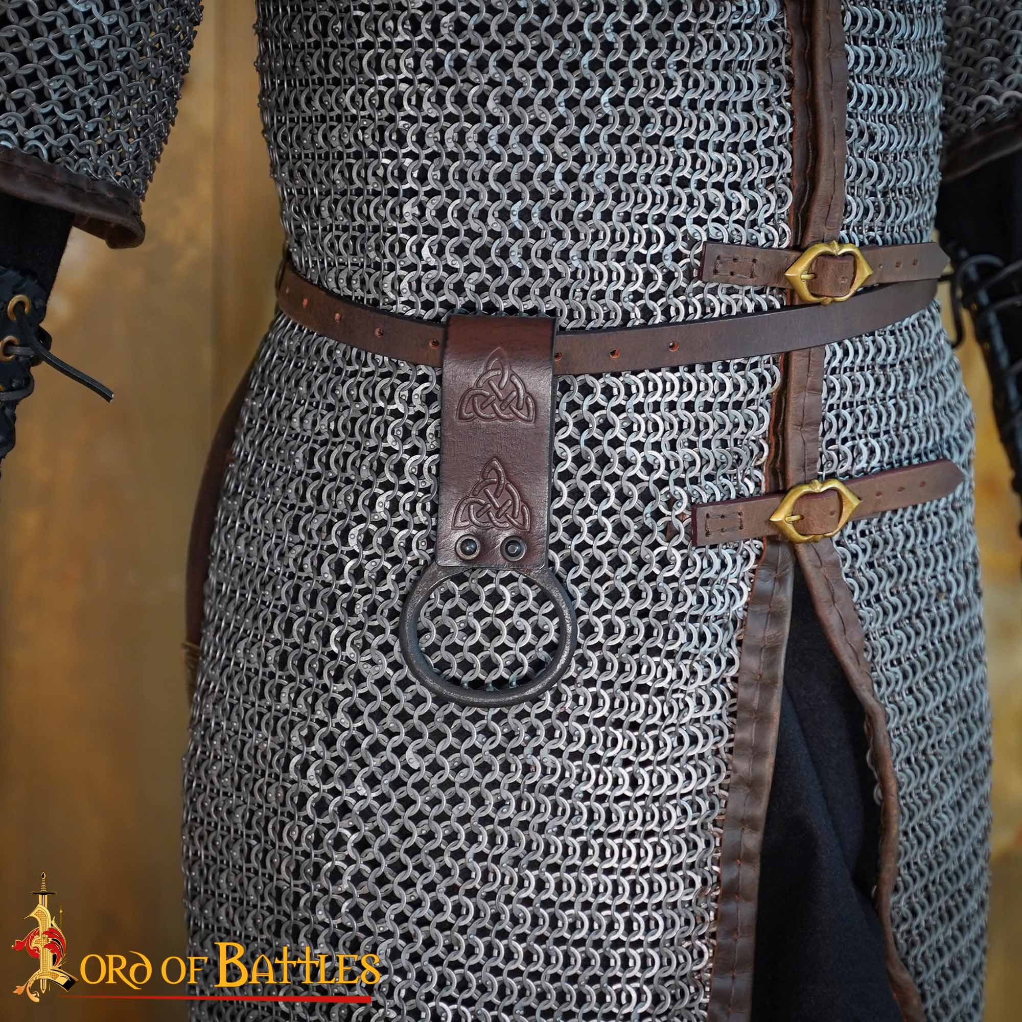 Porta-hacha vikingo de cuero con nudos celtas - imagen 7