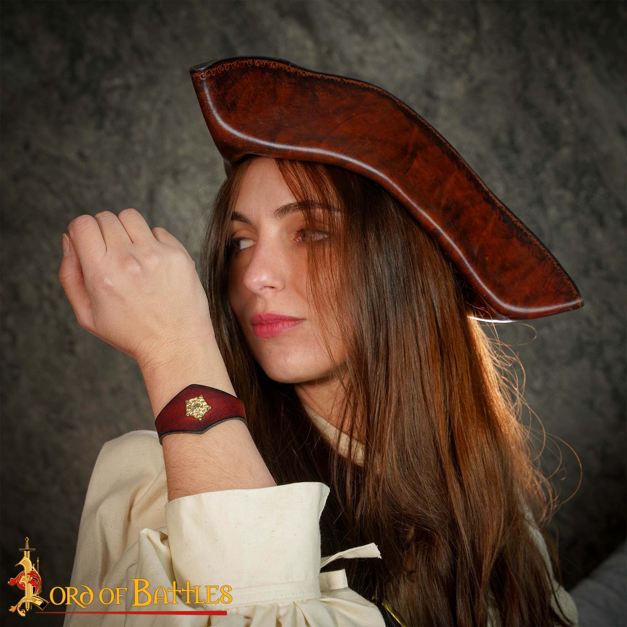 Brazalete de cuero hecho a mano con rosa Tudor de latón - imagen 4