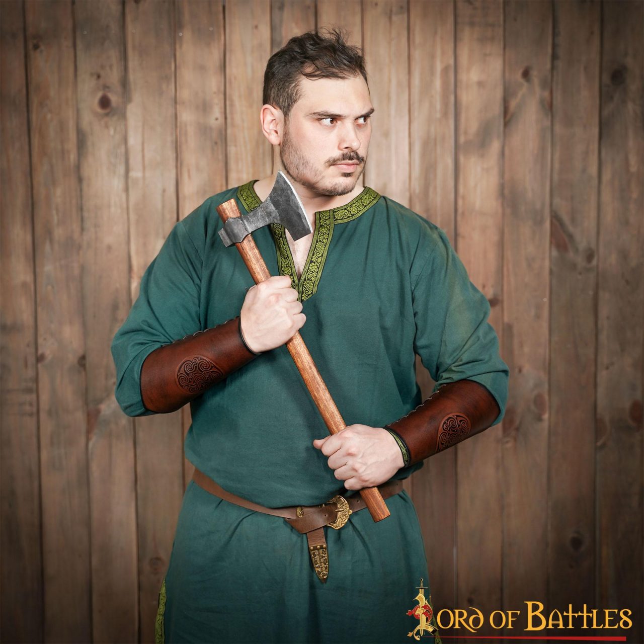 Pulseiras em pele com espiral celta em relevo