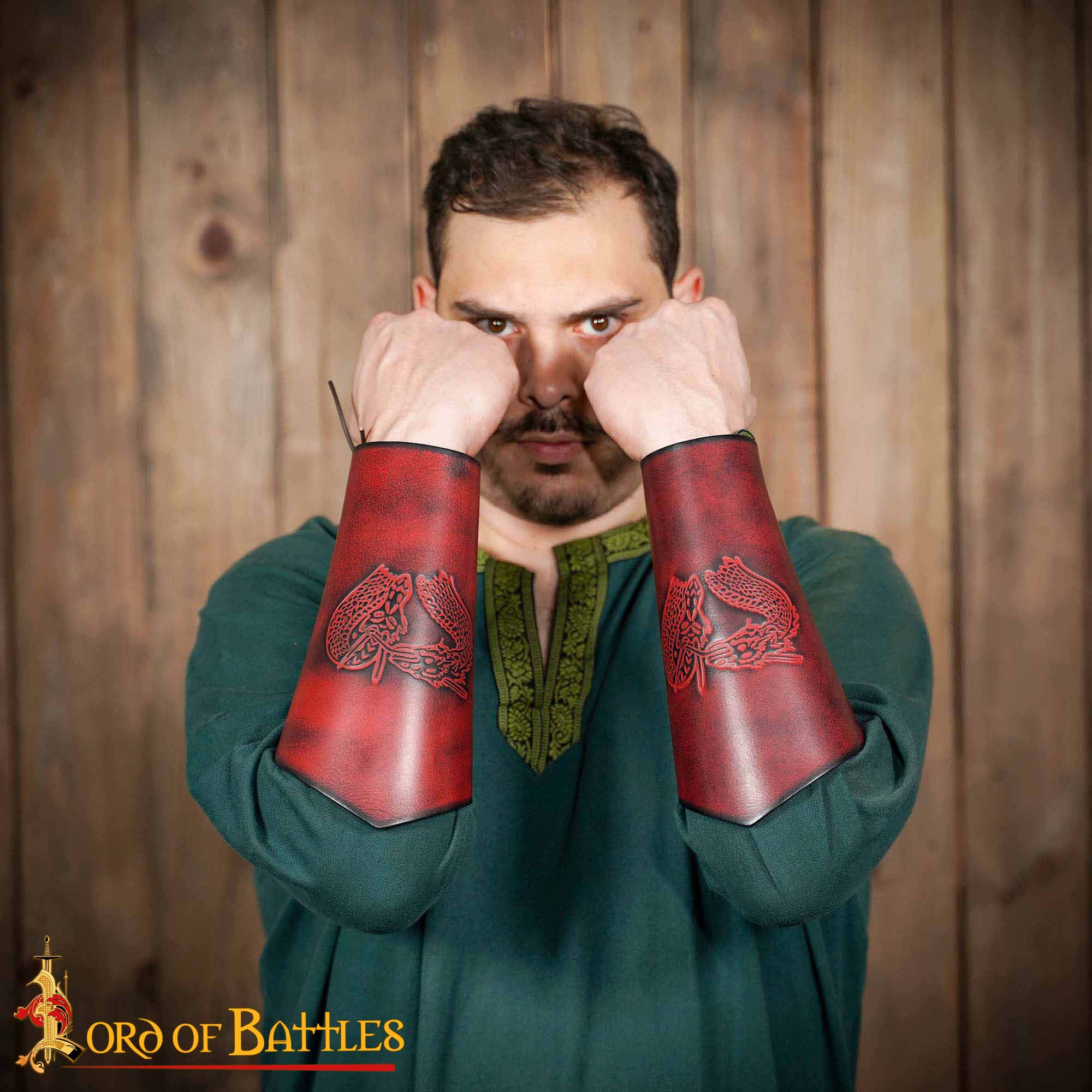 Brazales de cuero con dragón en relieve - imagen 7