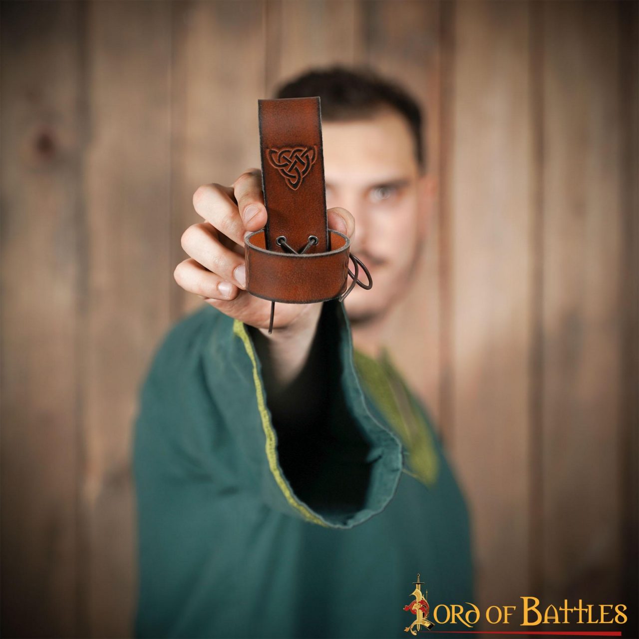 Imagen única de: Funda de cuero con nudo celta en relieve