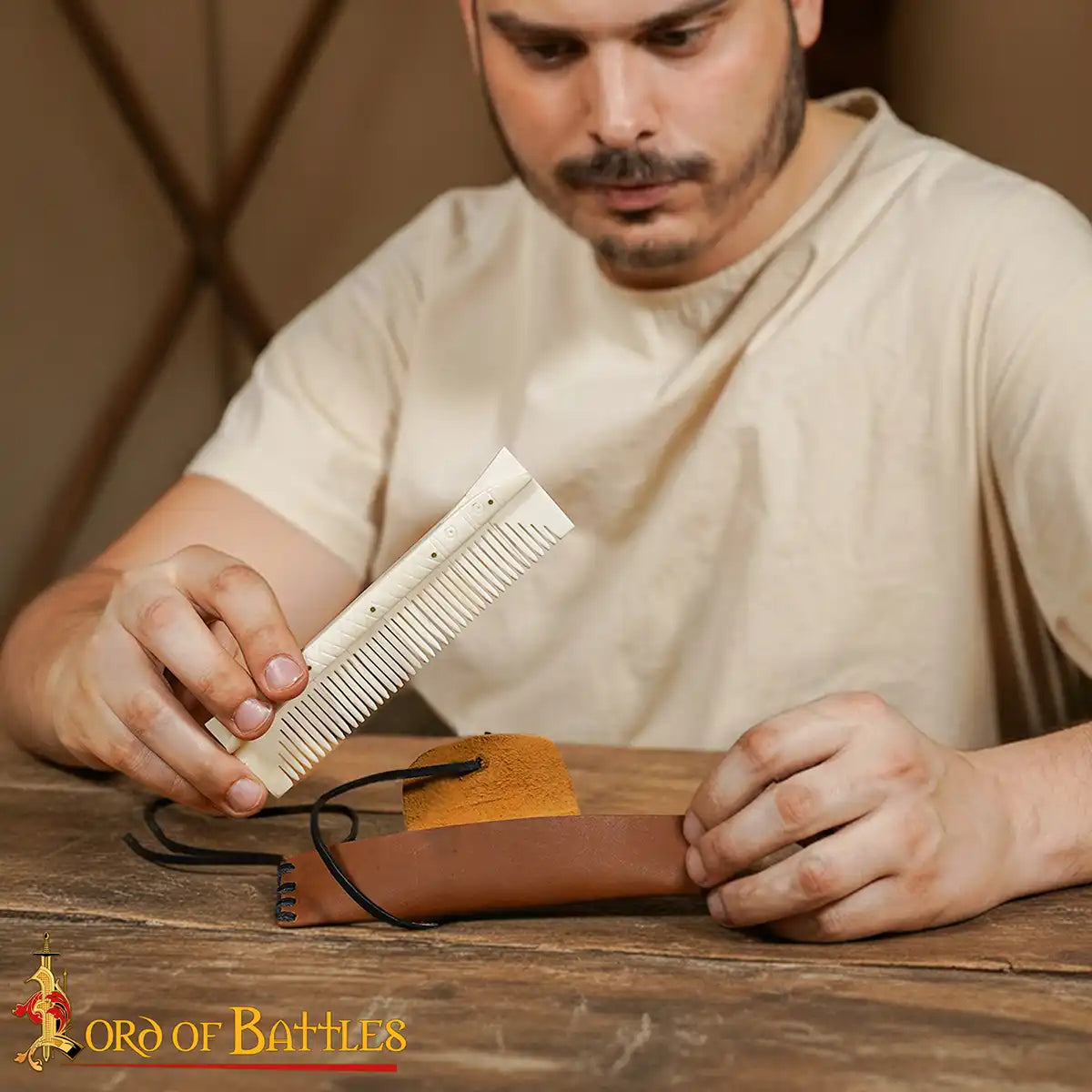 Peine artesanal de hueso, estilo vikingo y medieval (con funda) - imagen 20