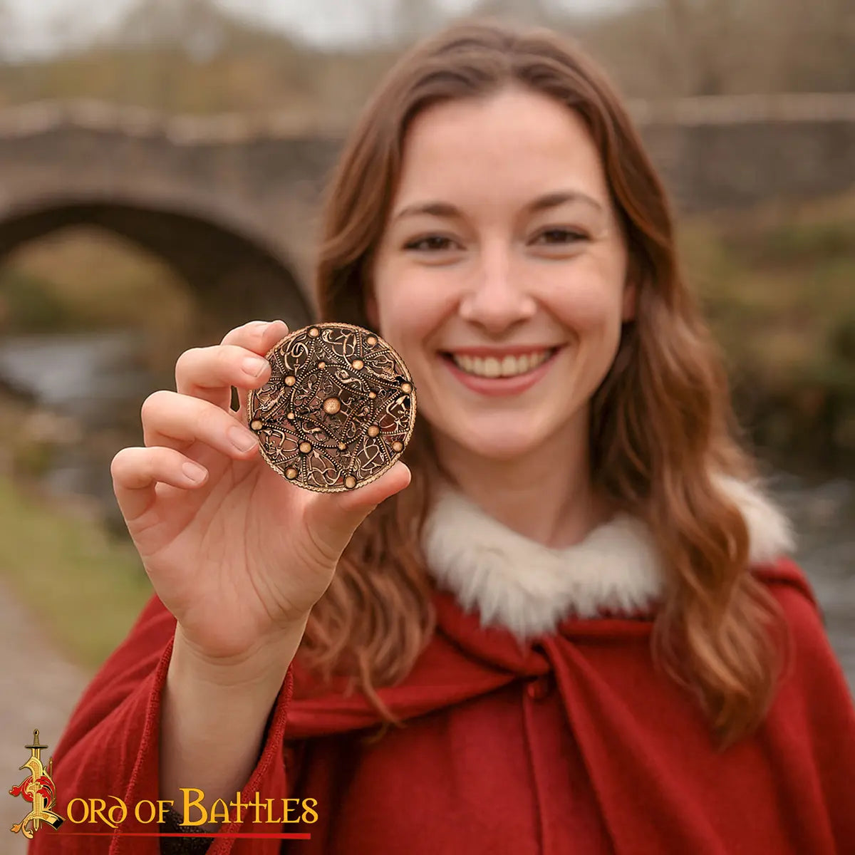 Broche disco vikingo de bronce con filigrana estilo Urnes, 6 cm
