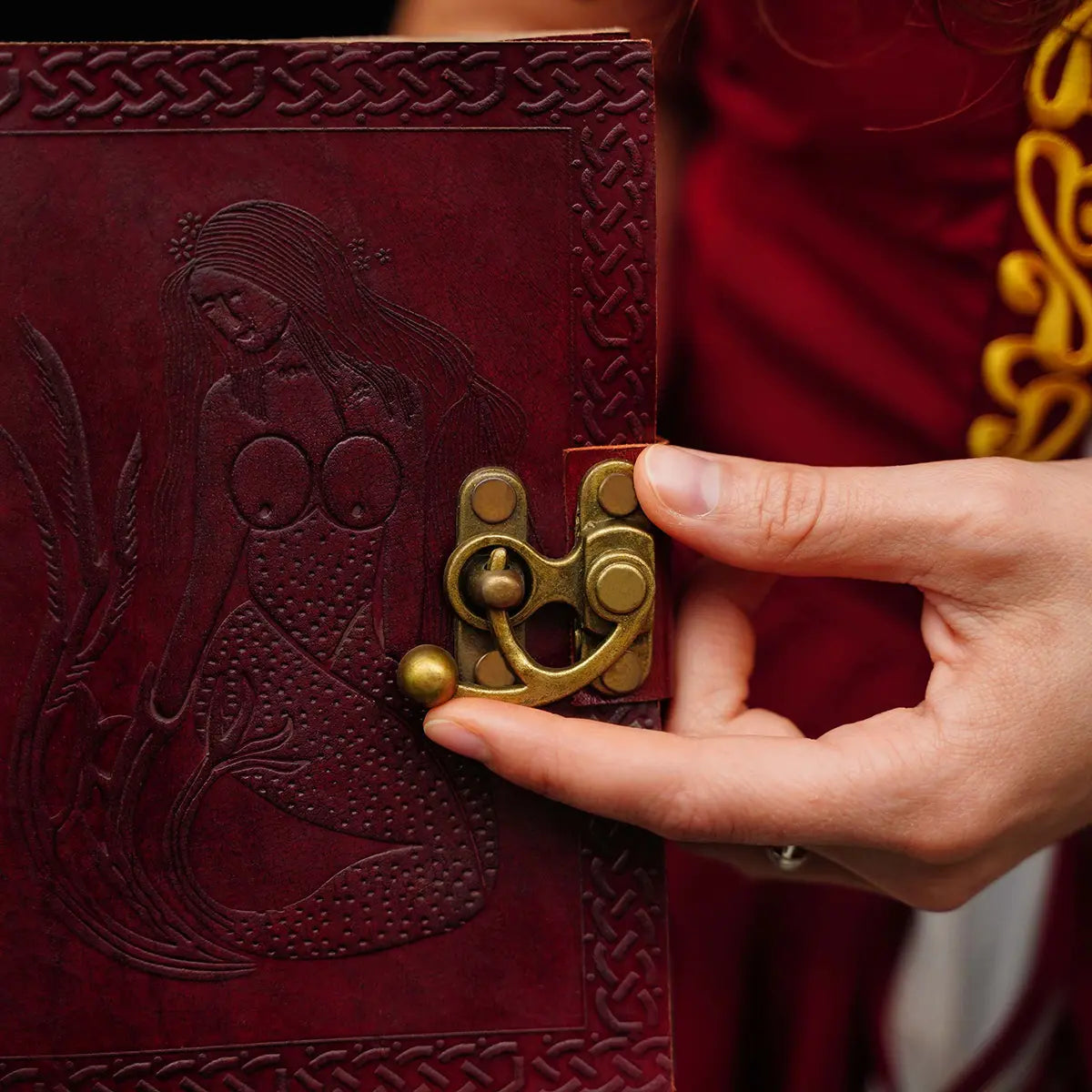 Cuaderno medieval de cuero con cerradura y diseño de sirena