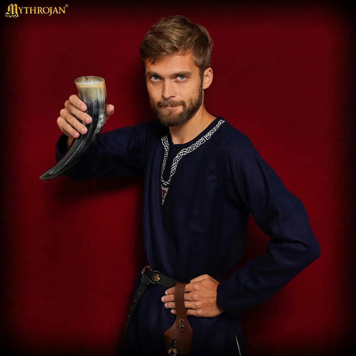 Cuerno vikingo de beber con funda de cuero y medallón de latón
