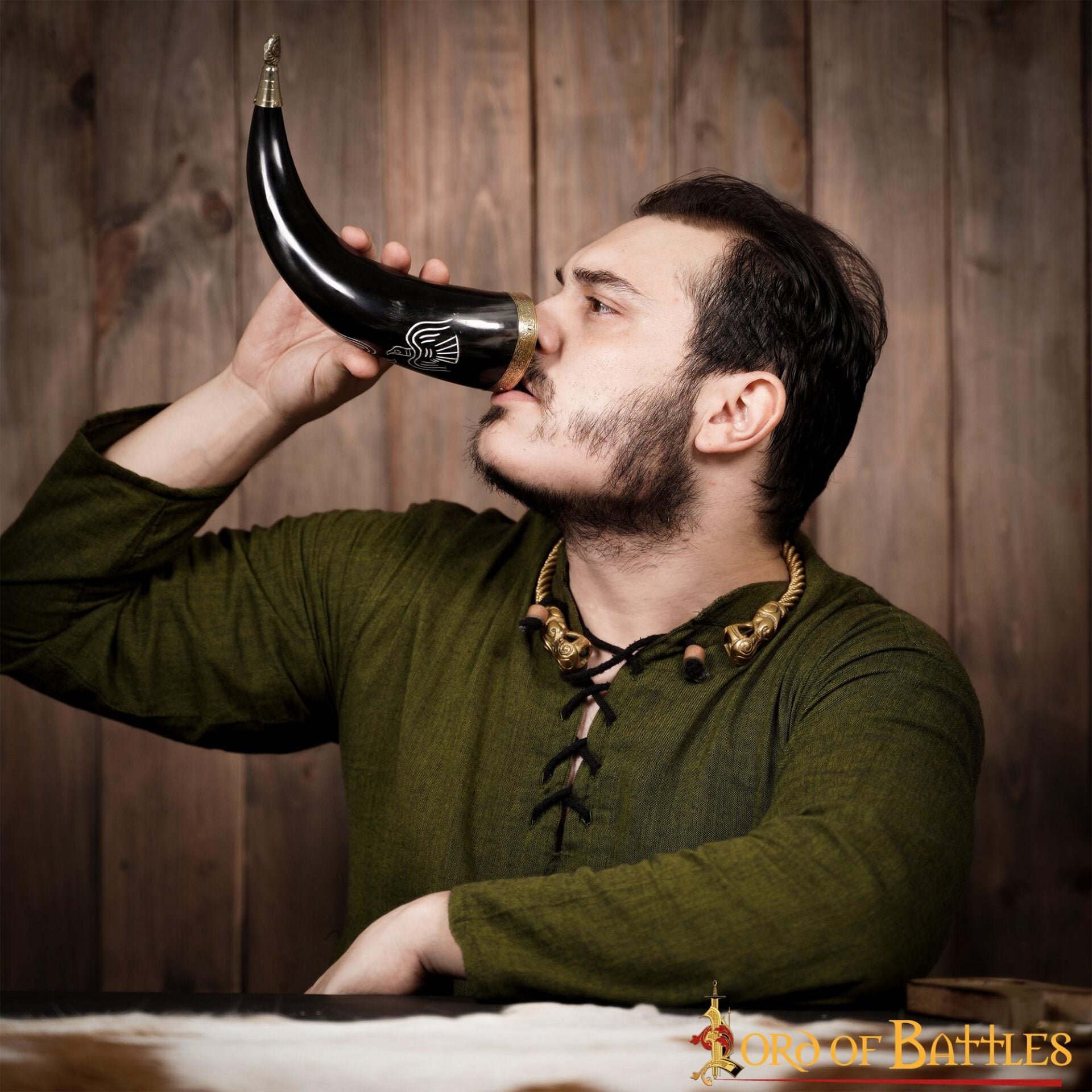 Cuerno de beber medieval Odin's Ravens 300–400 ml con herrajes de latón puro - imagen 9