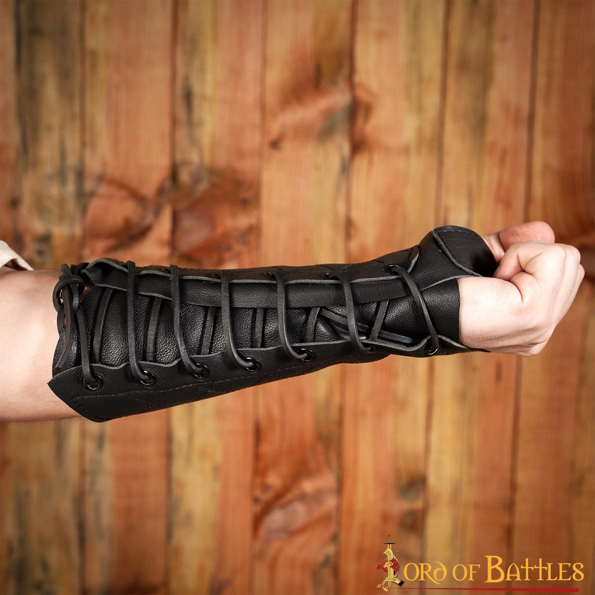Imagen única de: Brazal de cuero acolchado con protector de pulgar para arquería y LARP