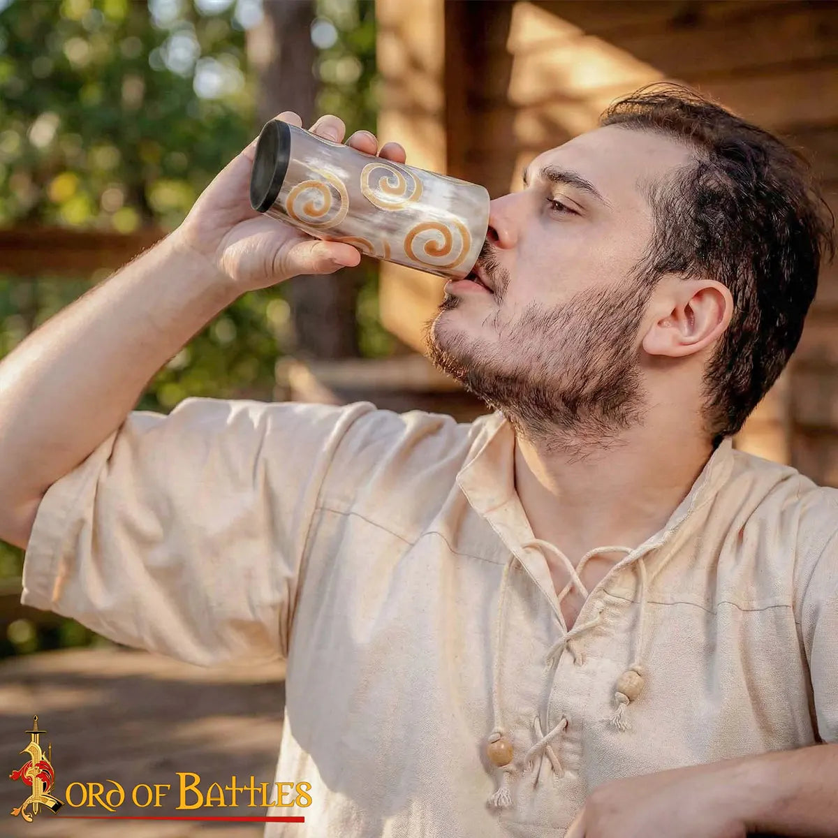 Jarra de cuerno vikingo - uso en recreación medieval