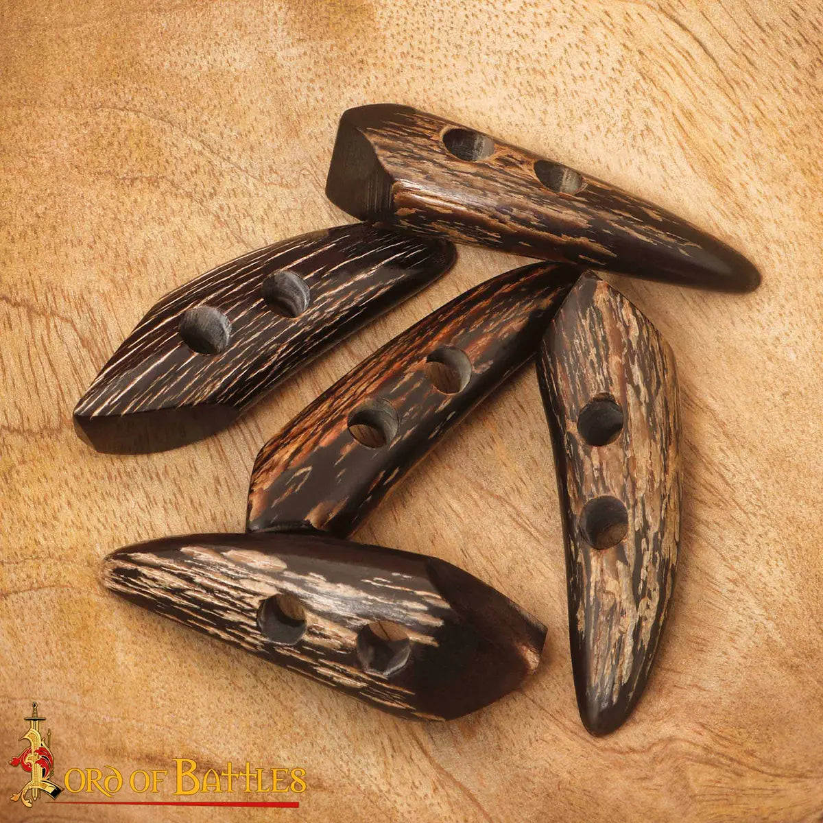 Cierres de cuerno de buey afilados - detalle sobre madera