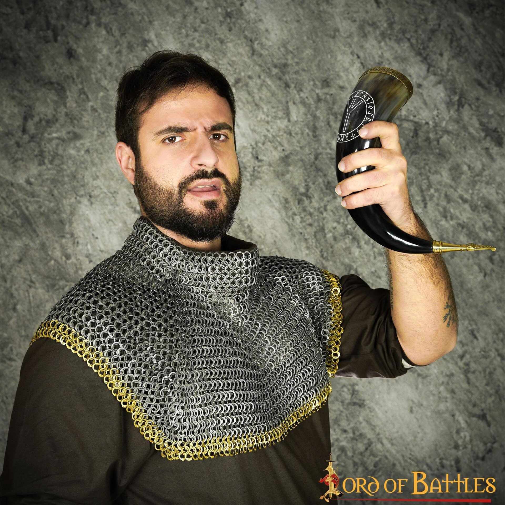 Imagen única de: Cuerno Vikingo con Runa Algiz - Borde y Punta de Latón